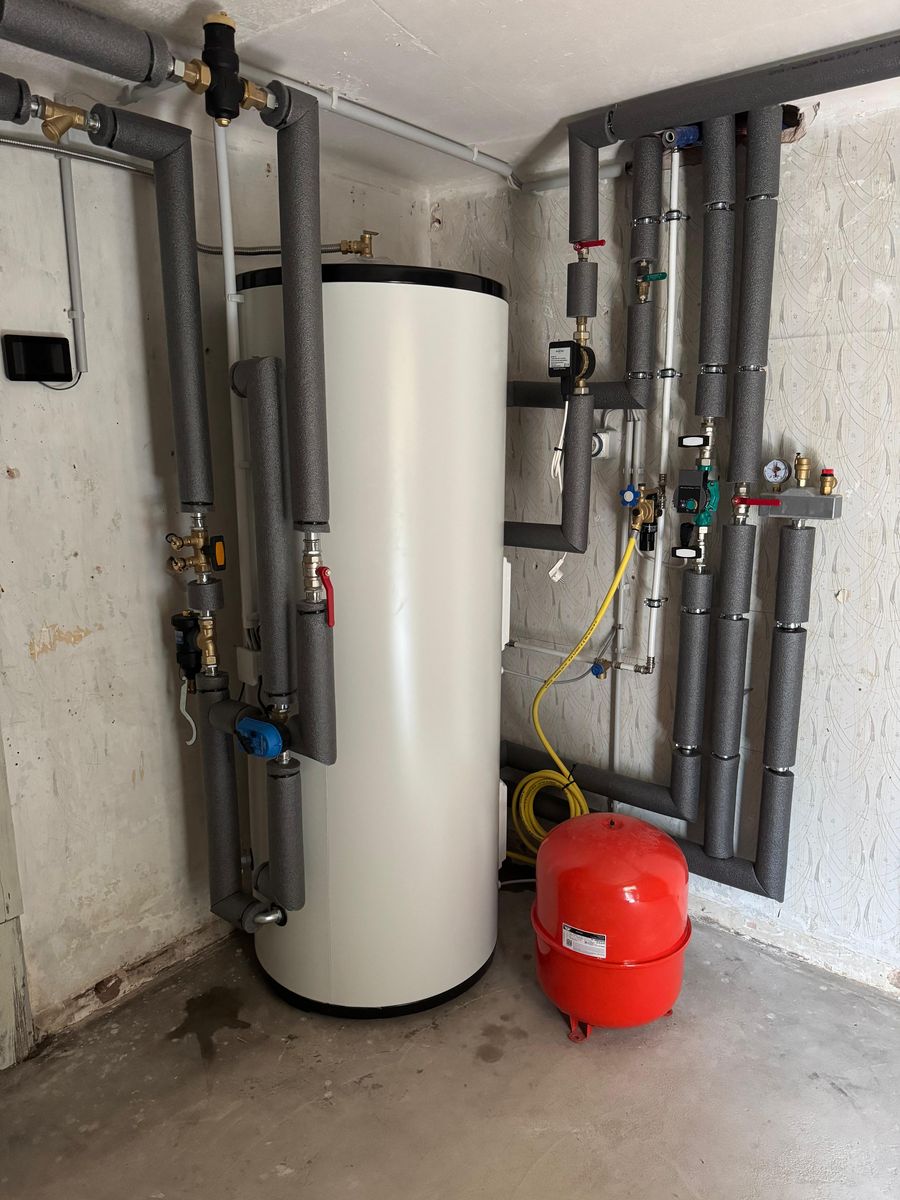 Moderne Heizungstechnik mit Pufferspeicher