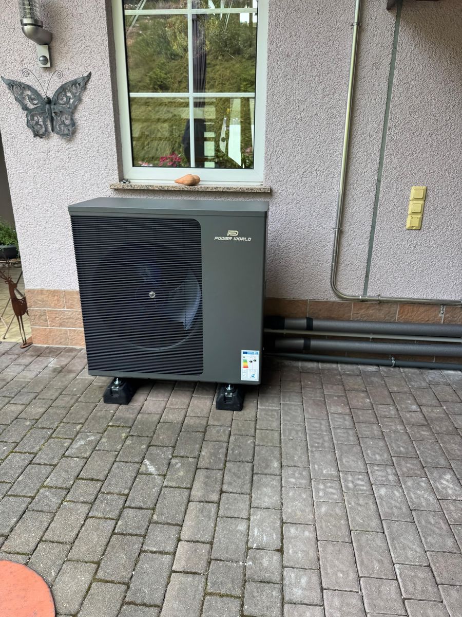 Installierte Luft-Wärmepumpe an einer Hauswand